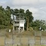 Blick auf einen ehemaligen Grenzturm der U.S. Army und Grenzzaun mit Beton Sperre